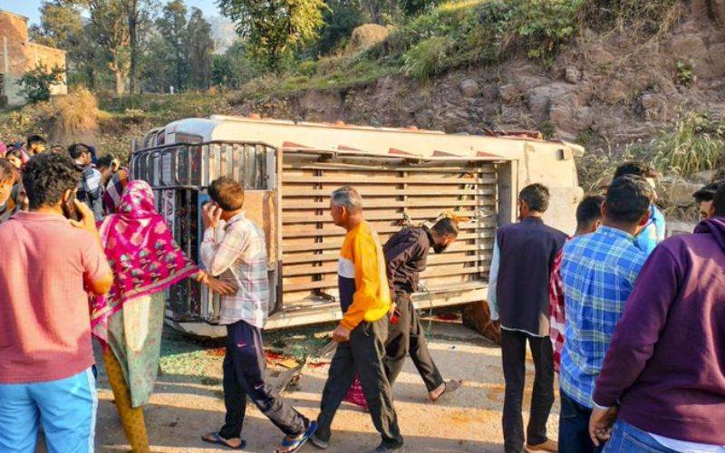 راجوری میں ایک منی بس الٹ گئی۔26طلبا سمیت 28 افراد زخمی 